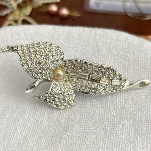 Vintage Pearl Crystal Flower Silver Tone Brooch Lapel Pin